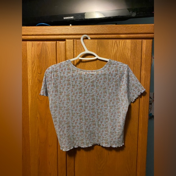 Blue floral crop top. Size: women’s medium. Brand: American Eagle. - Picture 2 of 3